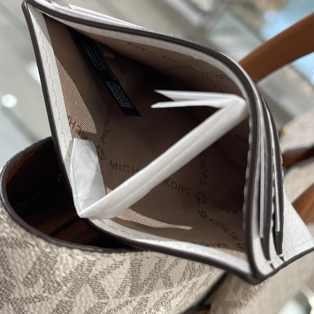 MICHAEL KORS
Reed Large Pebbled Leather Card Holder Case
Optic White 
NWT - Picture 13 of 16